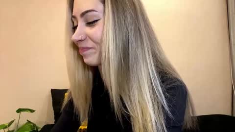 Snapshot of sun_under_dark chatting on December 14, 2025, 8:30 am Lexi online show from December 14, 2025, 8:30 am