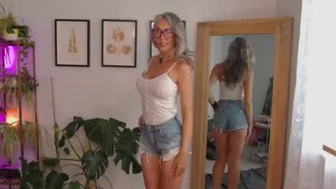 Hi Im Sunnie - Next show Friday August 1 online show from July 24, 2026, 9:02 pm