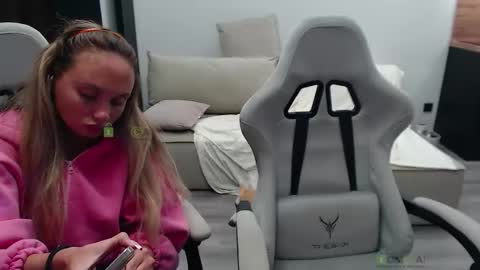 Alice and Sergey online show from September 23, 2025, 5:49 pm