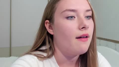 Snapshot of sunny_love__ chatting on November 28, 2025, 1:14 pm Vanessa online show from November 28, 2025, 1:14 pm