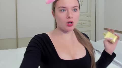 Snapshot of sunny_love__ chatting on December 22, 2025, 6:43 am Vanessa online show from December 22, 2025, 6:43 am