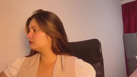 sunnycurvymf online show from March 17, 2026, 9:18 pm