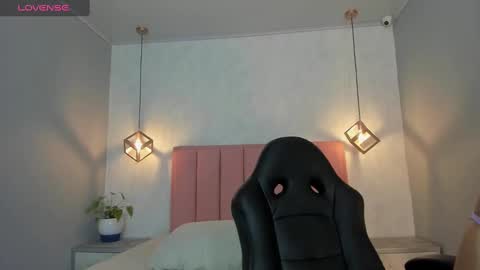 Snapshot of sunnycyrus chatting on September 11, 2025, 12:38 pm S U N N Y online show from September 11, 2025, 12:38 pm