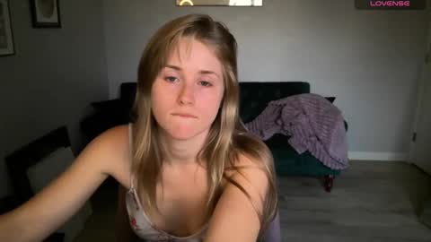 Snapshot of sunshine_pixie chatting on October 31, 2025, 12:44 am Sunray online show from October 31, 2025, 12:44 am