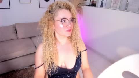 susan_blond online show from July 28, 2026, 2:13 pm