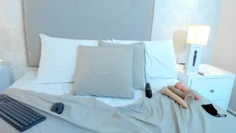 susanthomass online show from May 15, 2026, 7:54 pm