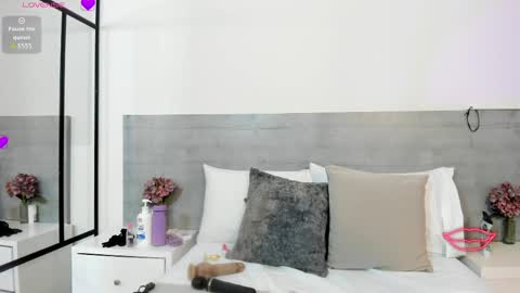susanthomass online show from June 7, 2026, 3:21 am