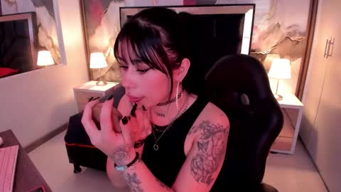 susanvilla online show from January 14, 2026, 8:03 pm