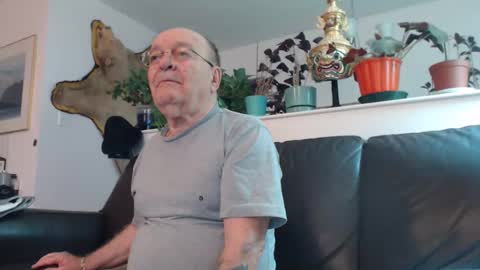 Snapshot of suv1 chatting on December 25, 2024, 5:58 am Otto online show from December 25, 2024, 5:58 am