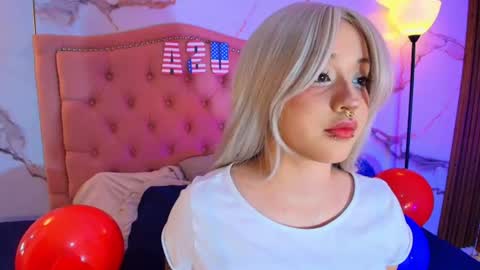 suxan_white online show from July 4, 2026, 8:37 pm