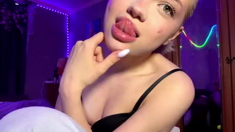 Snapshot of suzannabarmes chatting on May 16, 2026, 12:07 am Stacy online show from May 16, 2026, 12:07 am