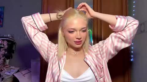 Snapshot of suzannabarmes chatting on June 11, 2026, 11:25 pm Stacy online show from June 11, 2026, 11:25 pm