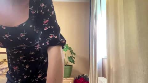 Snapshot of suzannetigerino chatting on May 5, 2026, 12:35 pm Emila online show from May 5, 2026, 12:35 pm