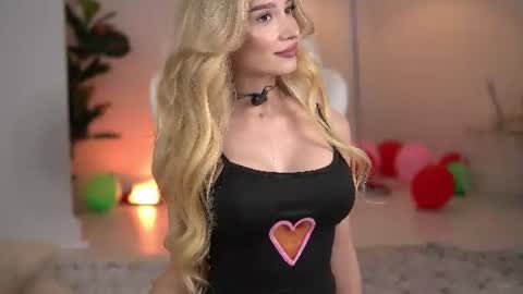 Snapshot of svveetluna chatting on June 19, 2026, 3:11 am SweetLuna online show from June 19, 2026, 3:11 am