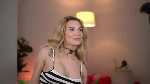 Snapshot of svveetluna chatting on June 22, 2026, 3:25 am SweetLuna online show from June 22, 2026, 3:25 am