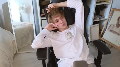 Snapshot of sw33theart_b0y chatting on October 8, 2025, 8:23 am Nate 3 online show from October 8, 2025, 8:23 am