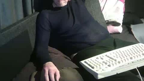 Snapshot of swartarn chatting on November 16, 2025, 3:34 am ArnSwart online show from November 16, 2025, 3:34 am