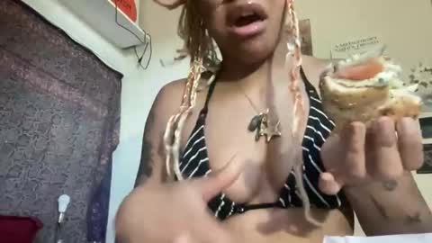 Snapshot of sweeetg1rl chatting on April 20, 2026, 11:17 pm june online show from April 20, 2026, 11:17 pm