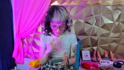  emmili  online show from February 10, 2025, 3:32 pm