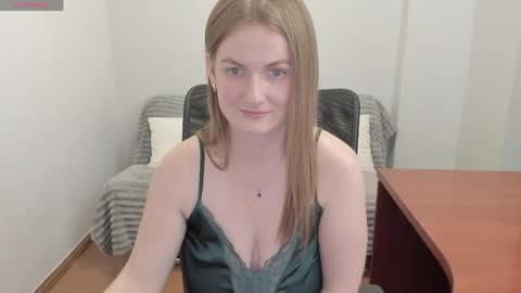 Mila online show from April 28, 2026, 5:18 pm