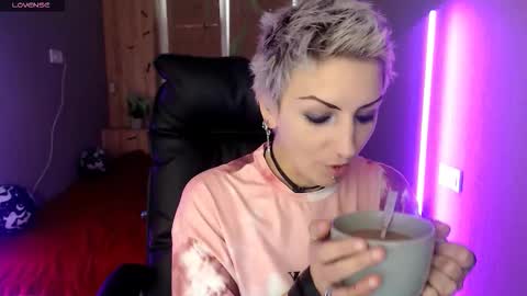 sweet_n_strong online show from November 19, 2025, 8:14 am