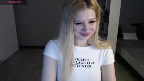 Snapshot of sweet_nicole_333 chatting on October 23, 2025, 11:31 am sweet_nicole_333 online show from October 23, 2025, 11:31 am