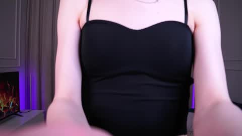 Snapshot of sweet_reverie chatting on March 9, 2025, 3:49 pm Vanessa online show from March 9, 2025, 3:49 pm