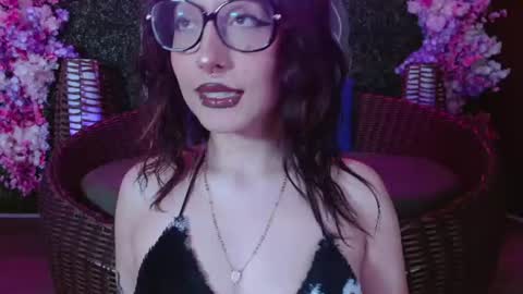 Snapshot of sweet_roxanee chatting on August 4, 2026, 10:12 pm Roxanee online show from August 4, 2026, 10:12 pm
