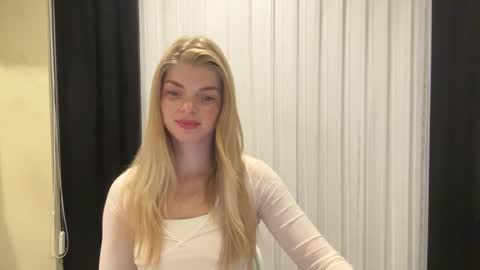 Snapshot of sweet_sinn_ chatting on September 18, 2025, 8:33 pm Mira online show from September 18, 2025, 8:33 pm