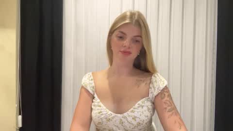 Snapshot of sweet_sinn_ chatting on September 19, 2025, 8:31 pm Mira online show from September 19, 2025, 8:31 pm