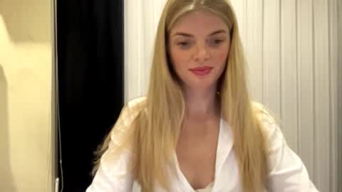Snapshot of sweet_sinn_ chatting on September 22, 2025, 9:17 pm Mira online show from September 22, 2025, 9:17 pm