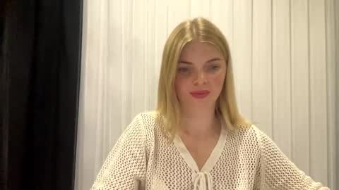 Snapshot of sweet_sinn_ chatting on September 24, 2025, 8:34 pm Mira online show from September 24, 2025, 8:34 pm