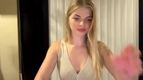 Snapshot of sweet_sinn_ chatting on September 25, 2025, 8:45 pm Mira online show from September 25, 2025, 8:45 pm