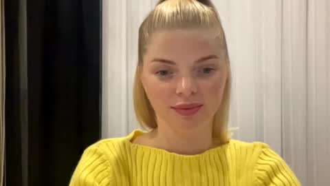 Snapshot of sweet_sinn_ chatting on October 3, 2025, 8:28 pm Mira online show from October 3, 2025, 8:28 pm