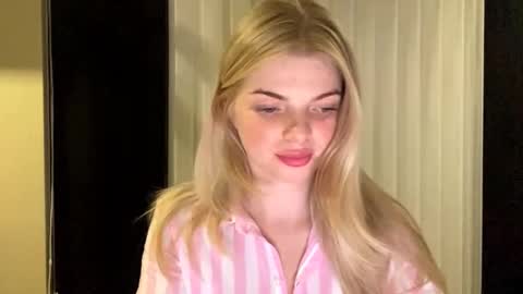 Snapshot of sweet_sinn_ chatting on November 4, 2025, 9:47 pm Mira online show from November 4, 2025, 9:47 pm