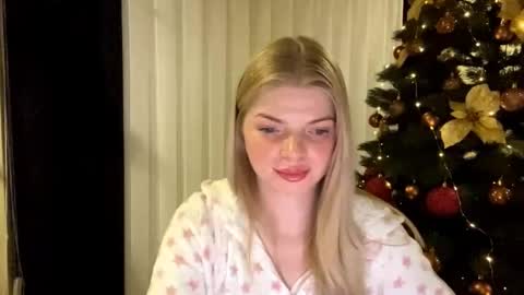 Snapshot of sweet_sinn_ chatting on December 16, 2025, 10:37 pm Mira online show from December 16, 2025, 10:37 pm