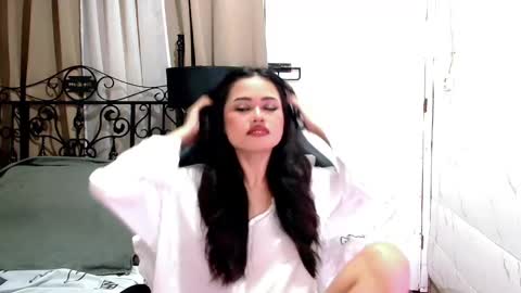 Snapshot of sweet_sirenxx chatting on December 18, 2025, 9:59 am Leah online show from December 18, 2025, 9:59 am