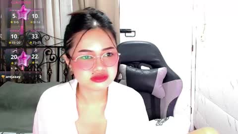 Snapshot of sweet_sirenxx chatting on December 19, 2025, 11:28 am Leah online show from December 19, 2025, 11:28 am