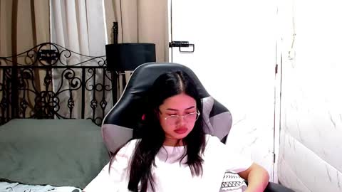 Snapshot of sweet_sirenxx chatting on December 20, 2025, 8:21 am Leah online show from December 20, 2025, 8:21 am