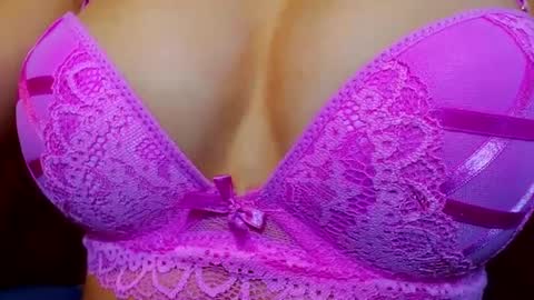 Snapshot of sweetahkiss chatting on February 15, 2025, 1:42 am SweetKiss online show from February 15, 2025, 1:42 am