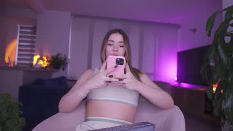 Snapshot of sweetann08 chatting on October 24, 2025, 8:27 pm Camila online show from October 24, 2025, 8:27 pm