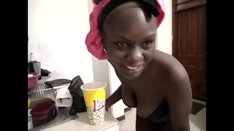 Snapshot of sweetbee018 chatting on November 27, 2025, 3:41 am Lunargirl online show from November 27, 2025, 3:41 am