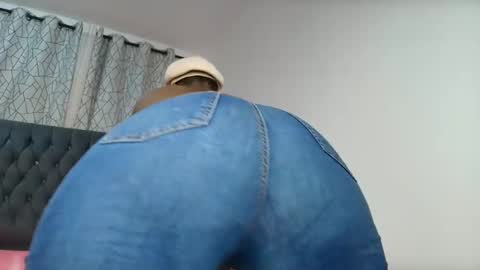 Snapshot of sweetbigass318797 chatting on June 1, 2026, 12:01 am Sweetbigass online show from June 1, 2026, 12:01 am