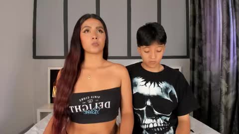 Snapshot of sweetcoupple chatting on October 30, 2025, 5:35 pm Eva Short hair girl - Victoria Long red hair online show from October 30, 2025, 5:35 pm