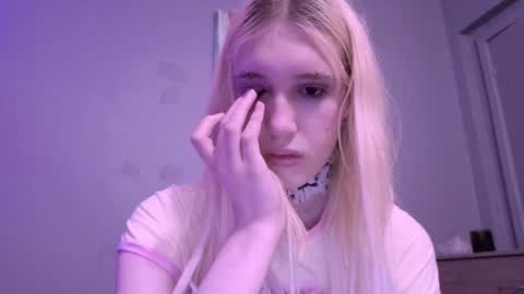 Snapshot of sweetcrystalll chatting on June 23, 2026, 12:19 am sweetcrystalll online show from June 23, 2026, 12:19 am
