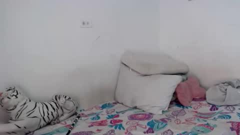 sweetgirsl online show from May 26, 2026, 7:43 pm
