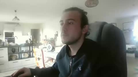 Snapshot of sweetguyss12 chatting on December 17, 2025, 1:50 pm sweetguyss12 online show from December 17, 2025, 1:50 pm