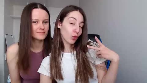 Snapshot of sweetheart_77 chatting on November 28, 2025, 11:24 am Emma online show from November 28, 2025, 11:24 am