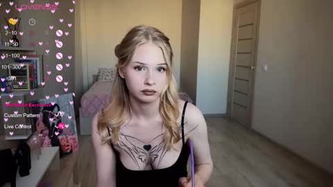 sweetie Lisa3 online show from September 8, 2025, 2:49 pm