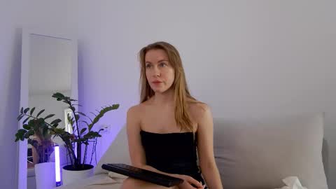 Snapshot of sweetkira1 chatting on March 15, 2026, 8:42 am SweetKira1 online show from March 15, 2026, 8:42 am